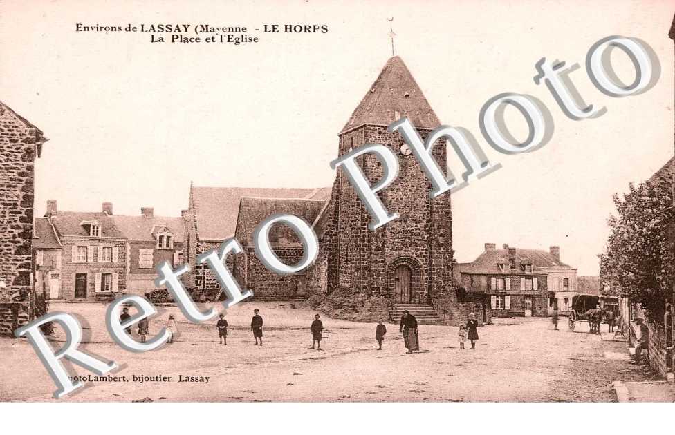 PLACE DE L'EGLISE (ARBRE A DROITE)
