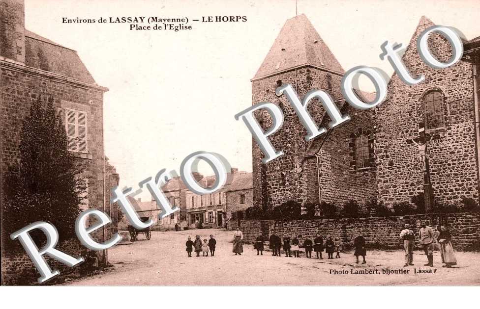 PLACE DE L'EGLISE (ARBRE A GAUCHE)