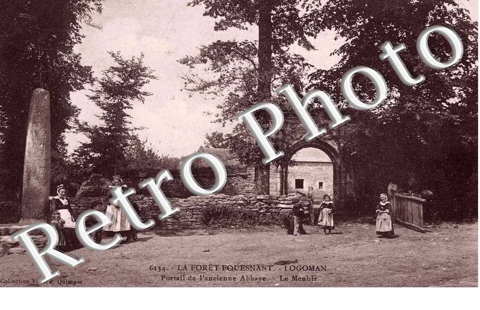 Logoman - Portail de l'ancienne abbaye - Le menhir