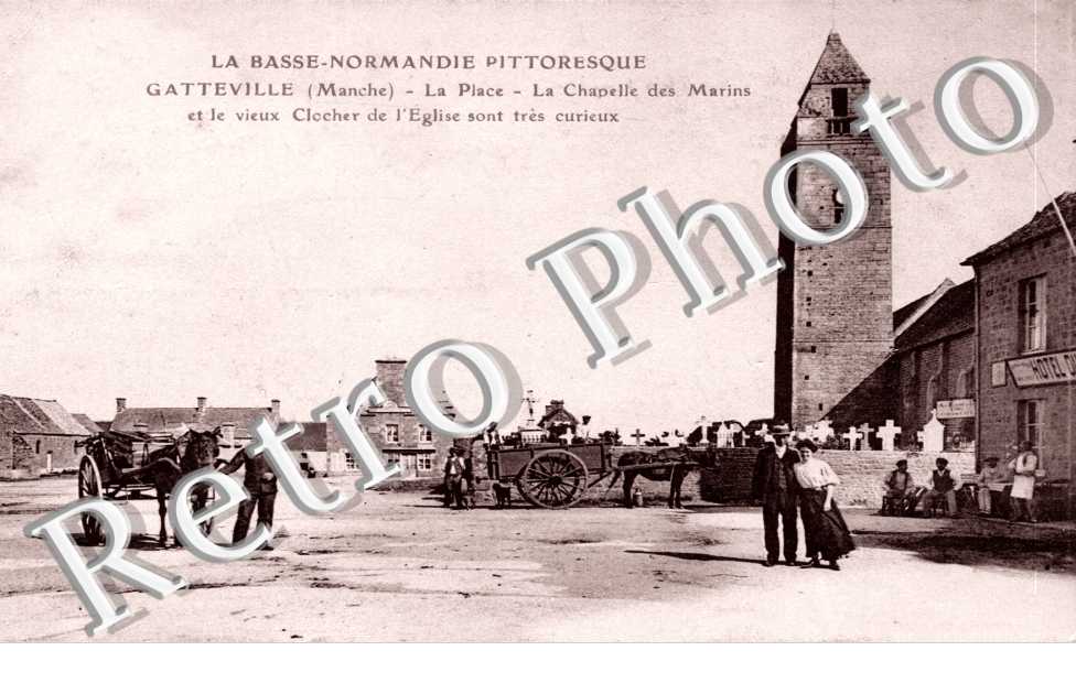 La place - la chapelle des marins et le vieux de l'eglise