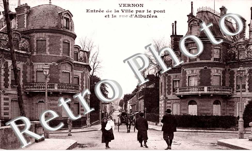 Entree de la ville par le pont et la rue d'Albufera