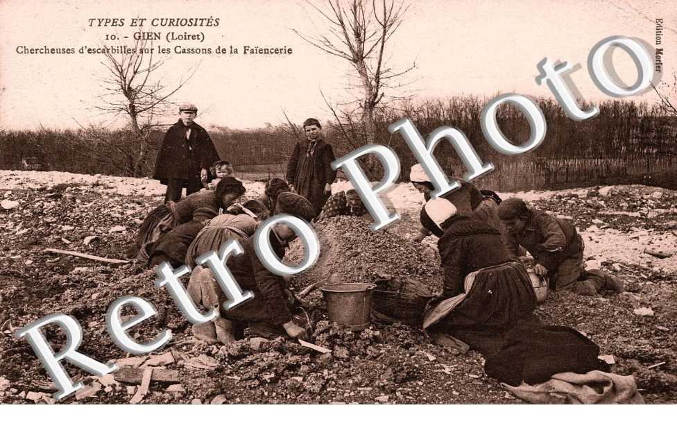 chercheuses d'escarbilles sur les cassons de la faiencerie