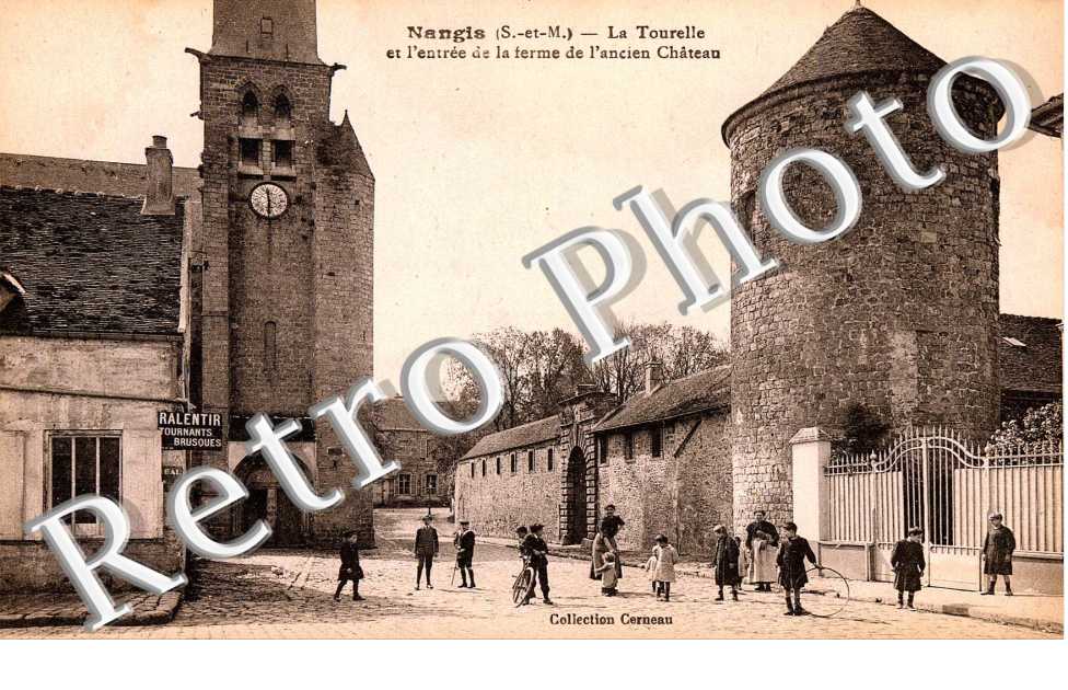 LA TOURELLE ET L'ENTREE DE LA FERME..