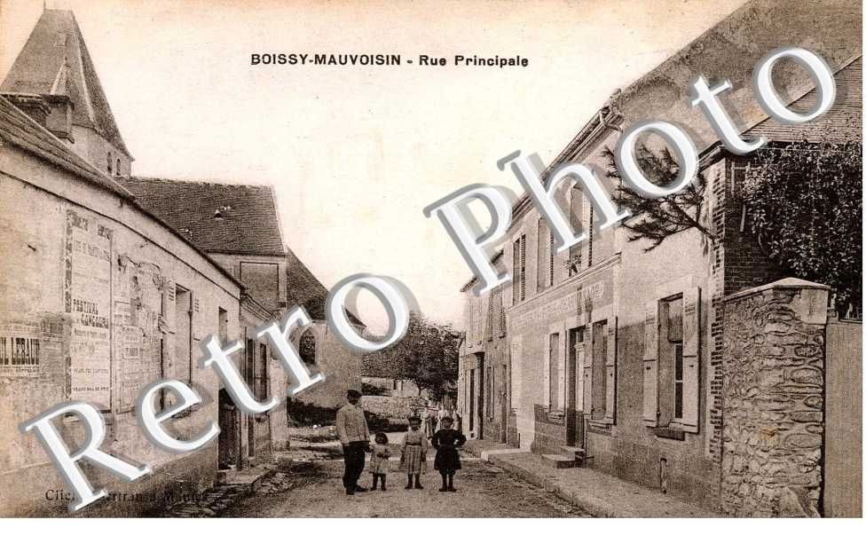 RUE PRINCIPALE, AFFICHES SUR LE MUR GAUCHE