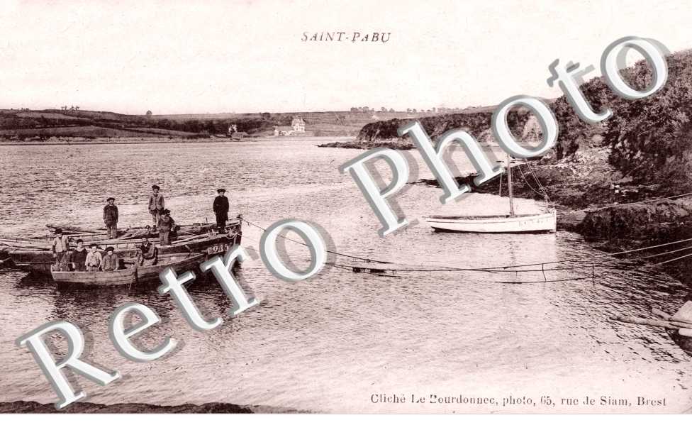 des Barques sur l'eau