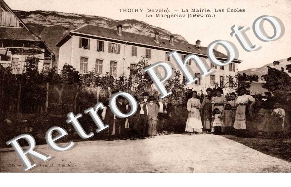 La Mairie, les Ecoles et le Margeriaz