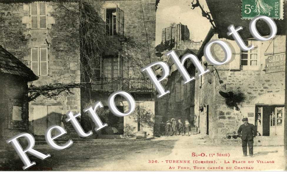la place du village, au fond tour carree du chateau