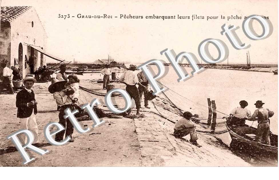 pecheurs embarquant leurs filets pour la peche aux thons