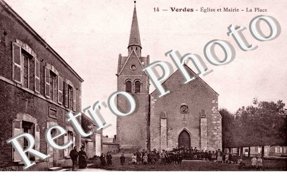 Eglise et mairie. La place