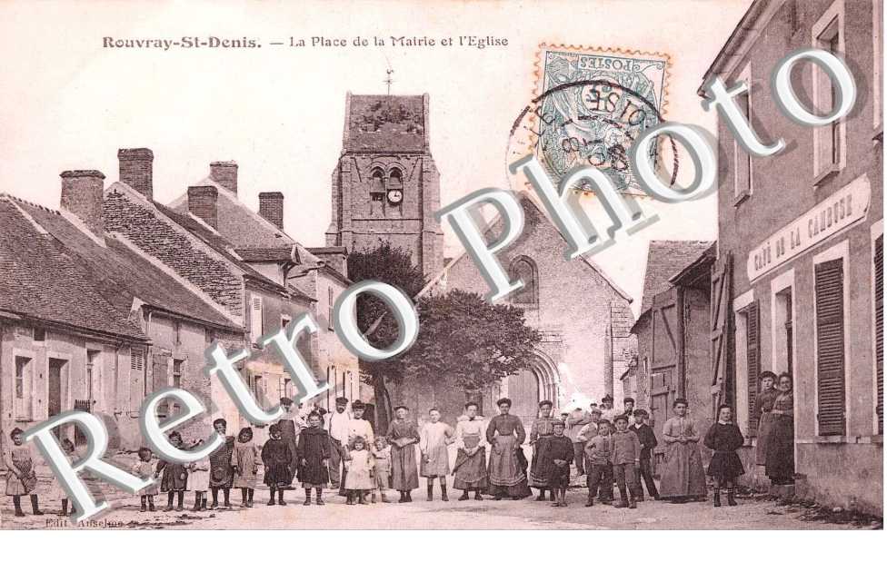 la place de la mairie et l'eglise