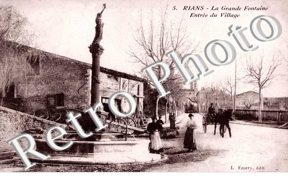 La grande fontaine - entree du village