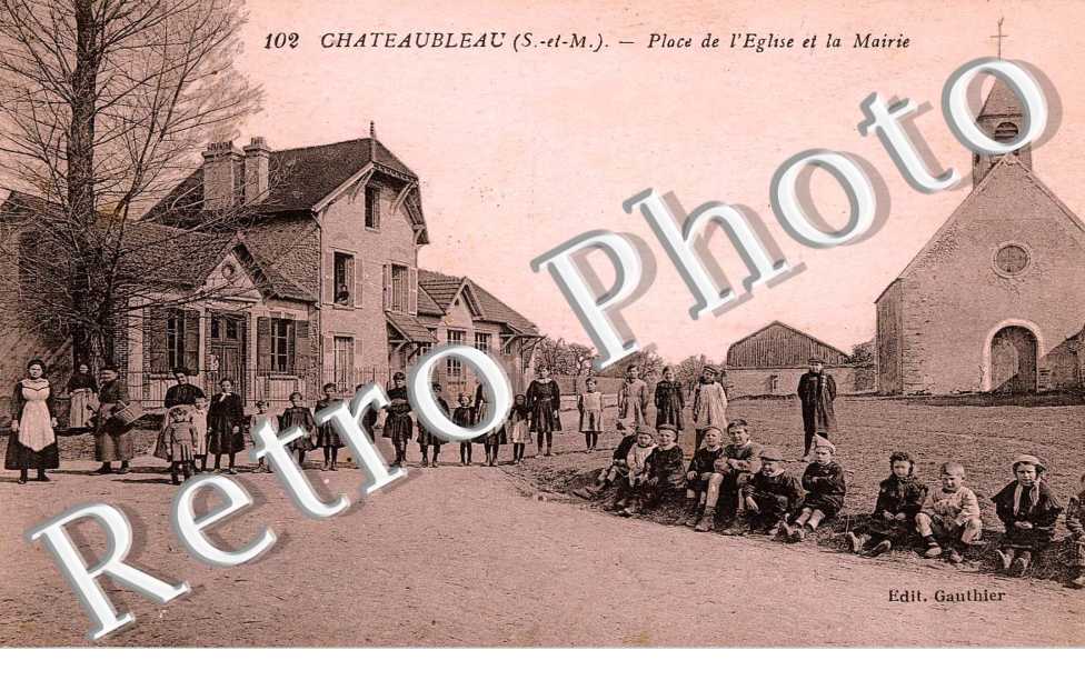 PLACE DE L'EGLISE ET LA MAIRIE