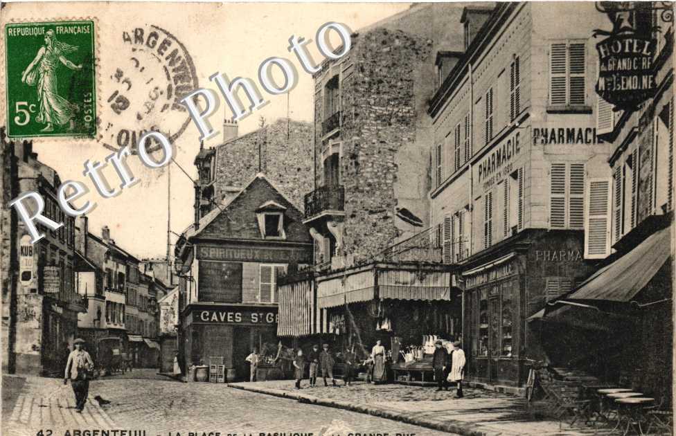 la Place de la Basilique et la Grande Rue