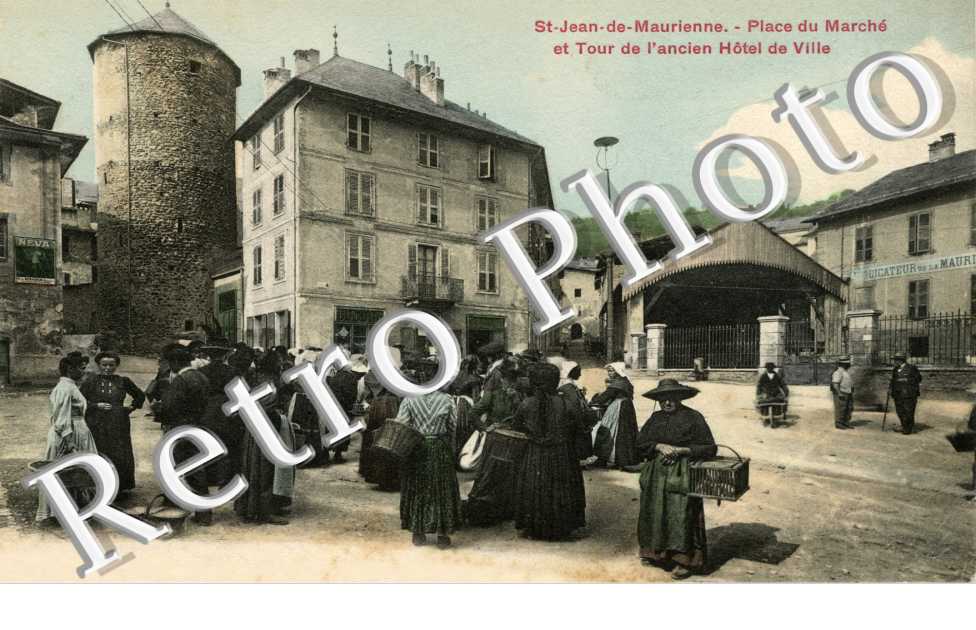 place du marche et tour de l'ancien Hotel de ville