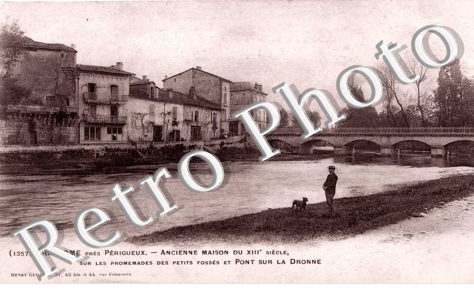 Maison du XIIIe s sur les promenades des petits fosses et pont sur la Dronne