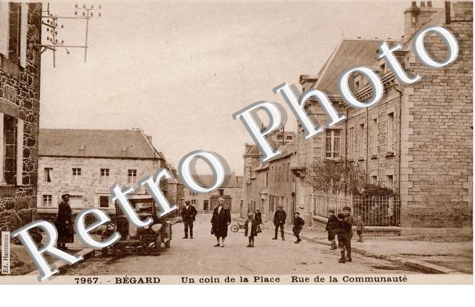 un coin de la place, rue de la Communaute