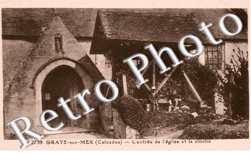 l'entree de l'eglise et la cloche