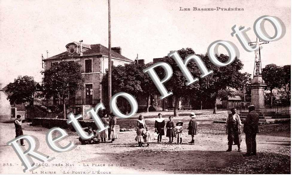 LA PLACE DE L'EGLISE  LA MAIRIE LA POSTE L'ECOLE