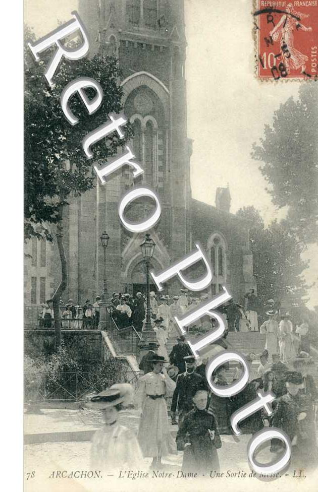 L'Eglise notre dame, une sortie de messe