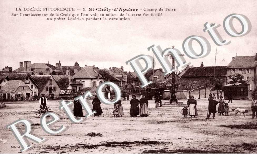 Champ de foire. Sur l'emplacement de la croix que l'on voit au milieu de la carte fut fusille un pretre Lozerien pendant la Revolution