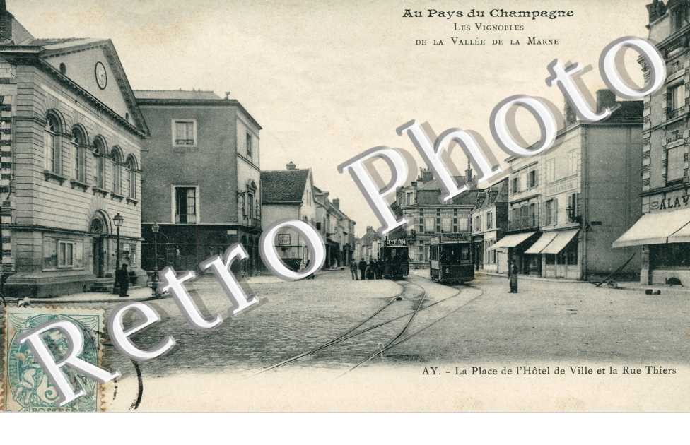 la place de l' hotel de ville et la rue Thiers