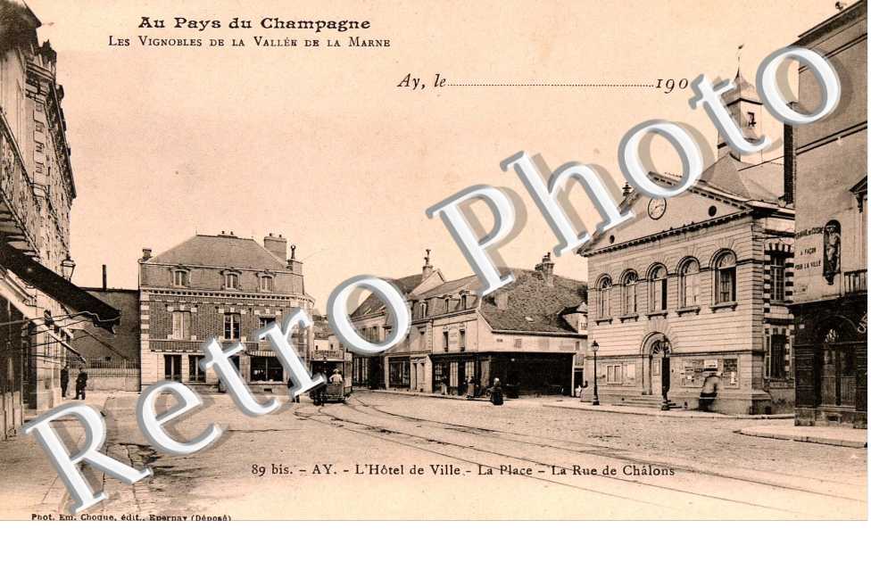 l' hotel de ville, la place, la rue des Chalons