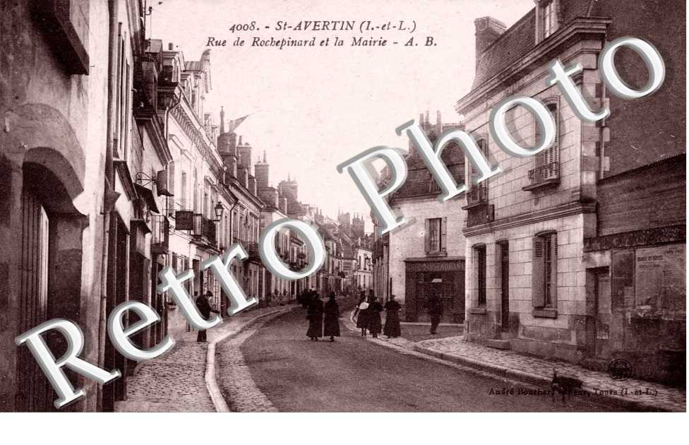 Rue de Rochepinard et la Mairie