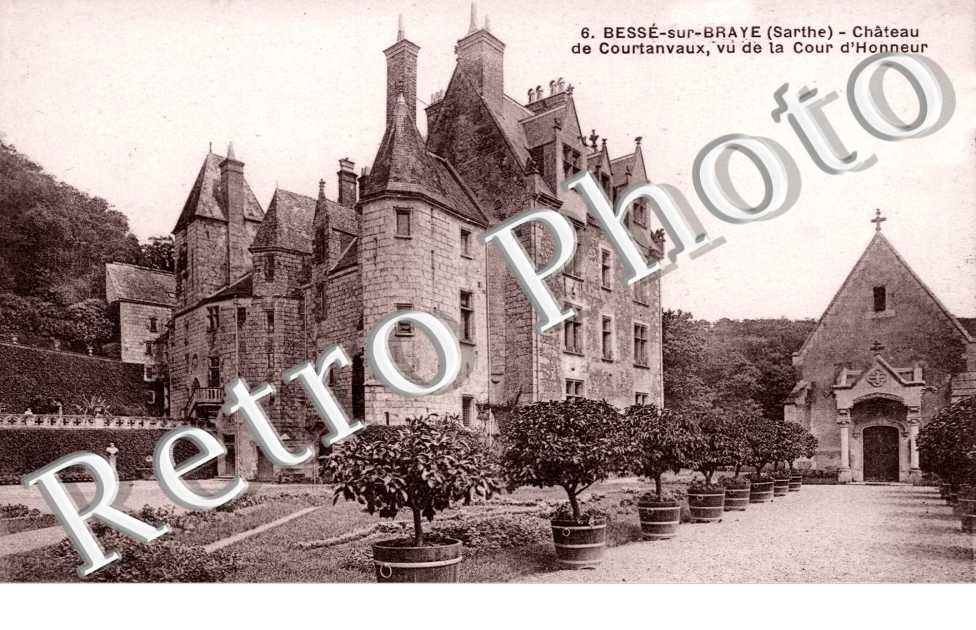 Chateau de Courtanvaux vu de la Cour d'honneur