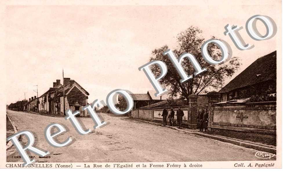 la rue de l' egalite et la ferme Fremy a droite