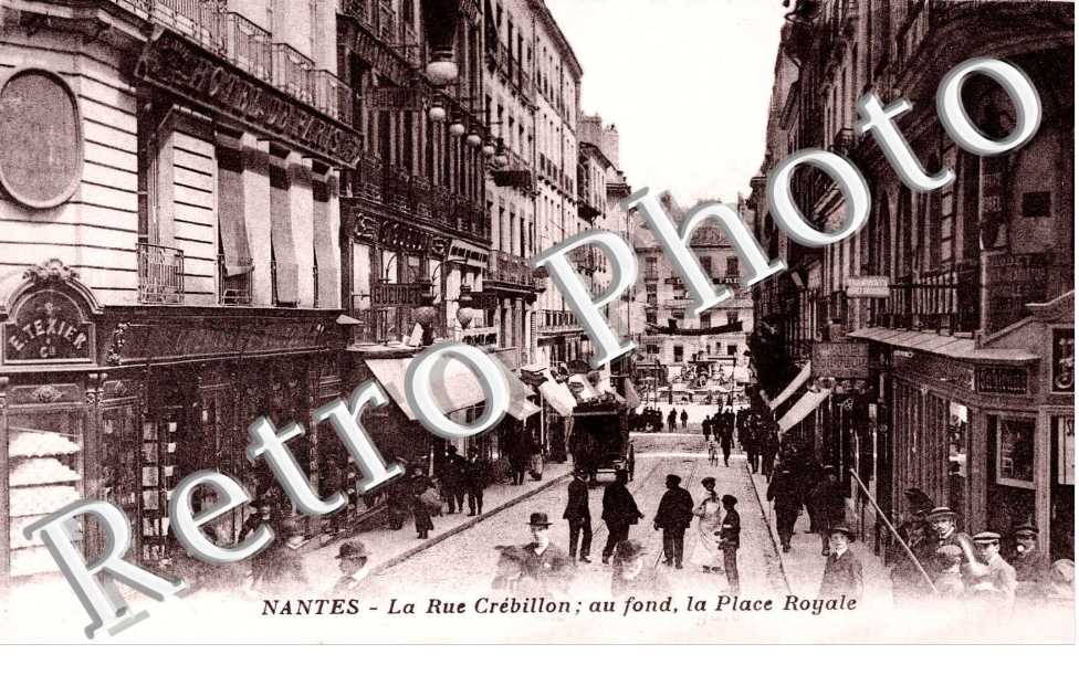 la rue Crebillon au fond la place royale