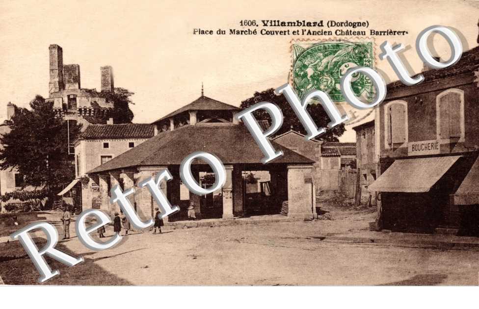 Place du marche couvert et l'ancien Chateau Barriere