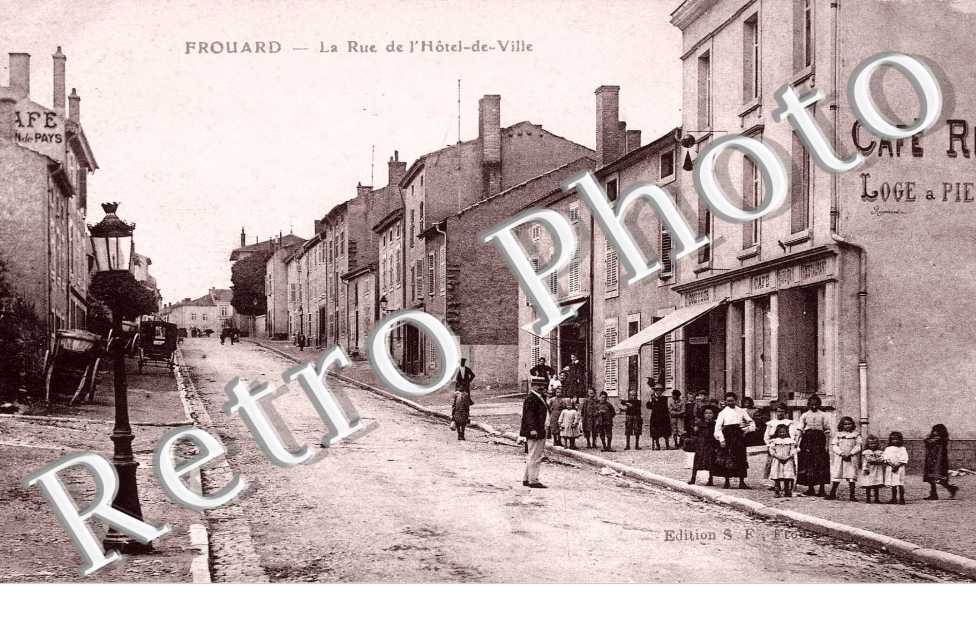 LA RUE DE L'HOTEL DE VILLE