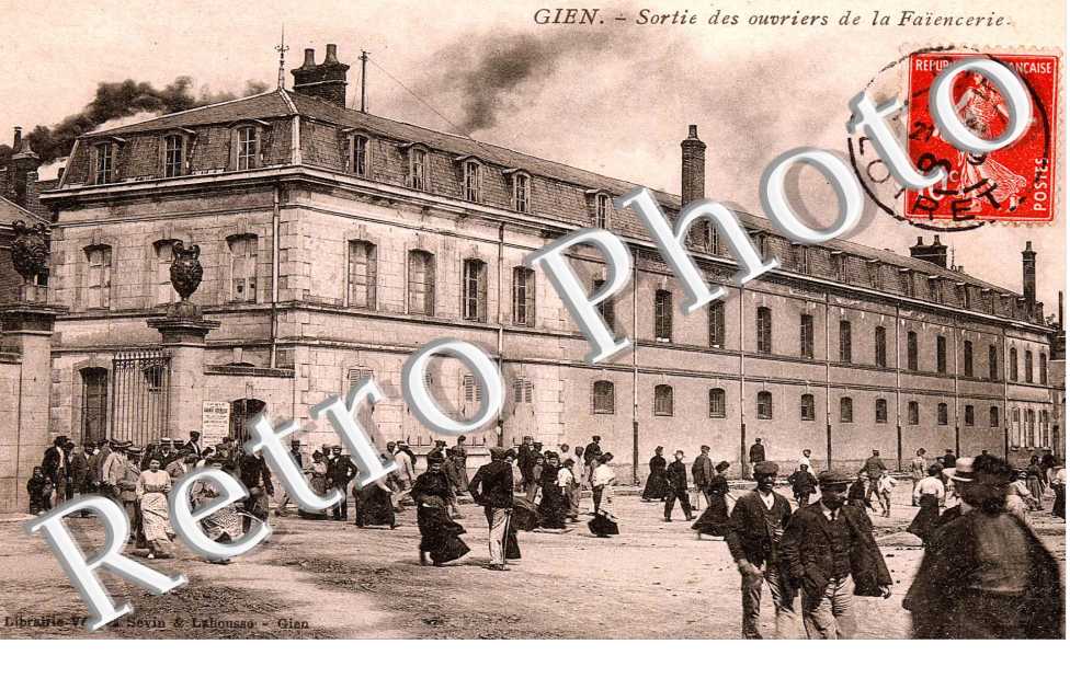 sortie des ouvriers de la faiencerie