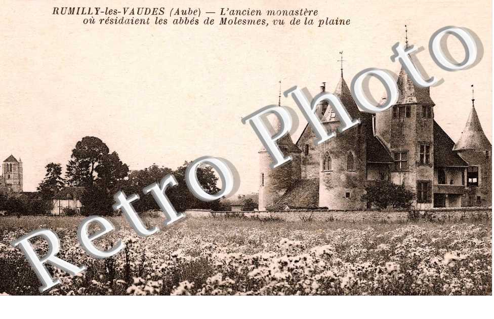 l'ancien monastere ou residaient les abbes de Molesmes, vu de la plaine