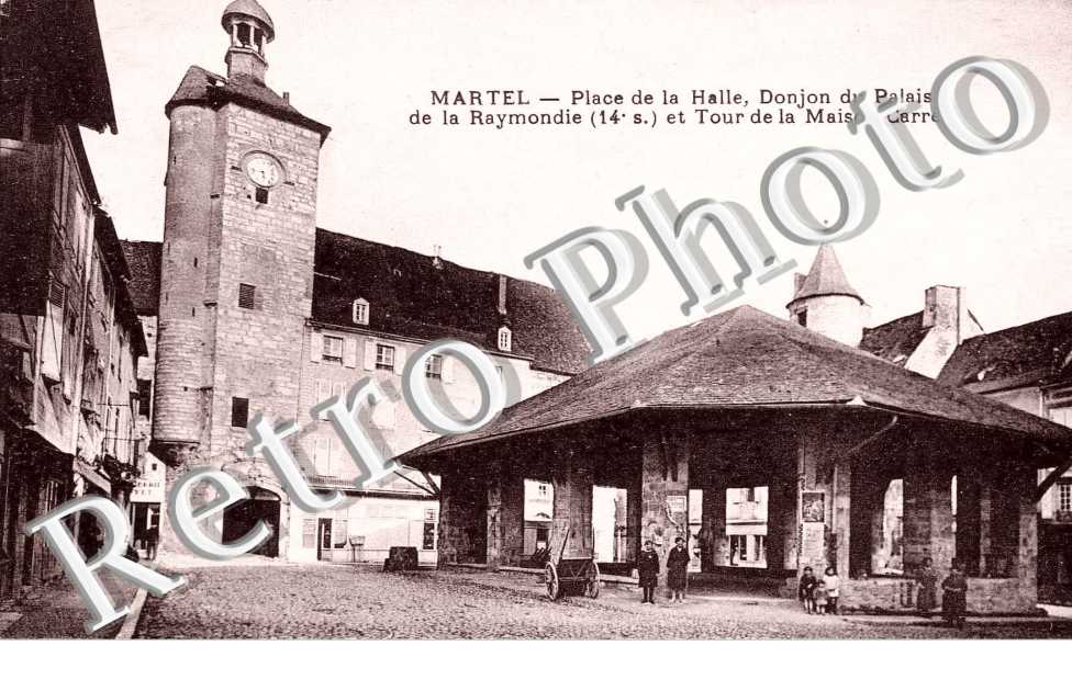 Place de la Halle - donjon du palais de la Raymondie et tour de la maison carree