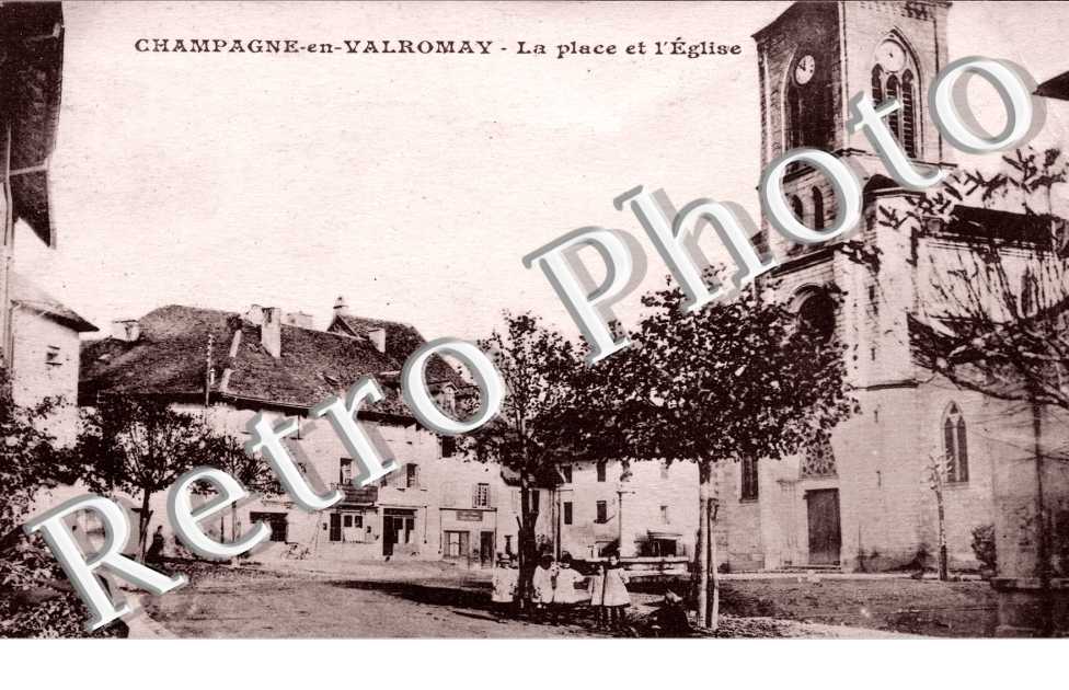 Champagne en Valromay -  La place et l'eglise
