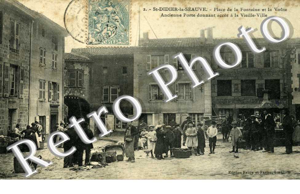 place de la fontaine et la voute, ancienne porte donnat acces a la vieille