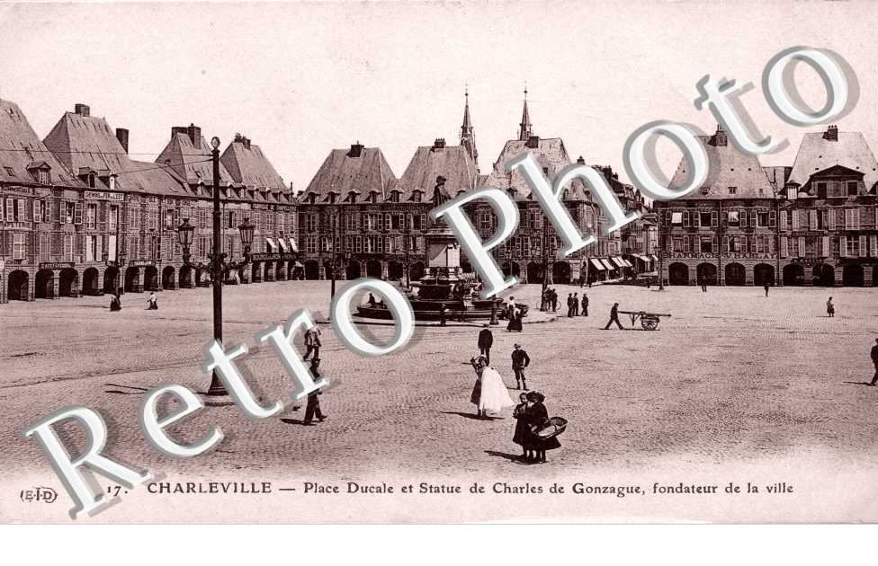 Place ducale et statue de Charles de Gonzague