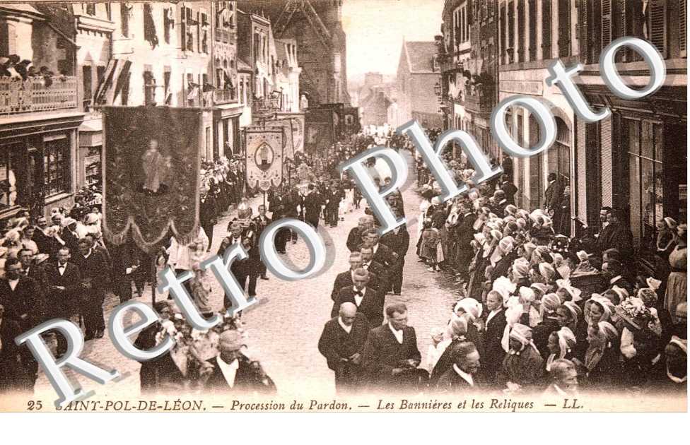 procession du pardon, les bannieres et les reliques