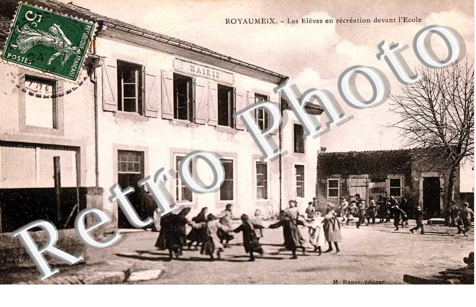 Les Eleves en recreation devant l'Ecole