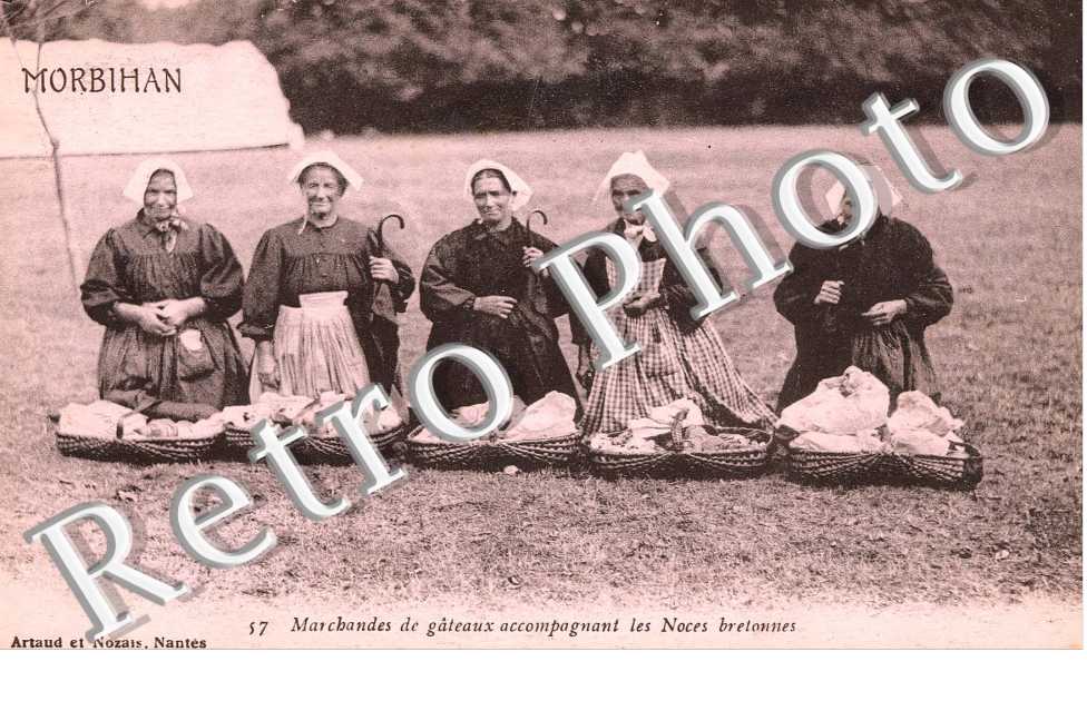 Marchandes de gateaux accompagnant les noces bretonnes