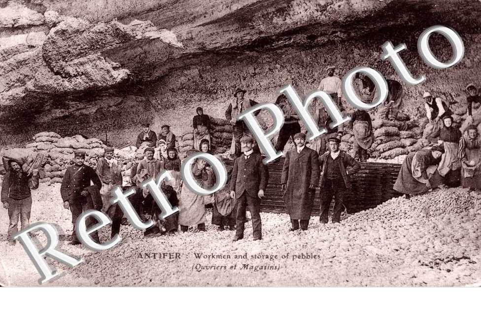 Antifer - Workmen and storage of Pebbles