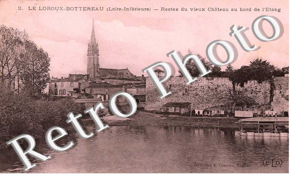 restes du vieux chateau au bord de l'etang
