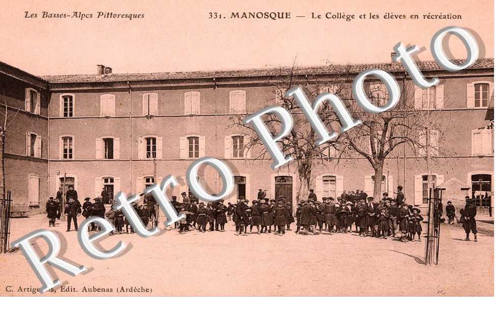 le colege et les eleves en recreation