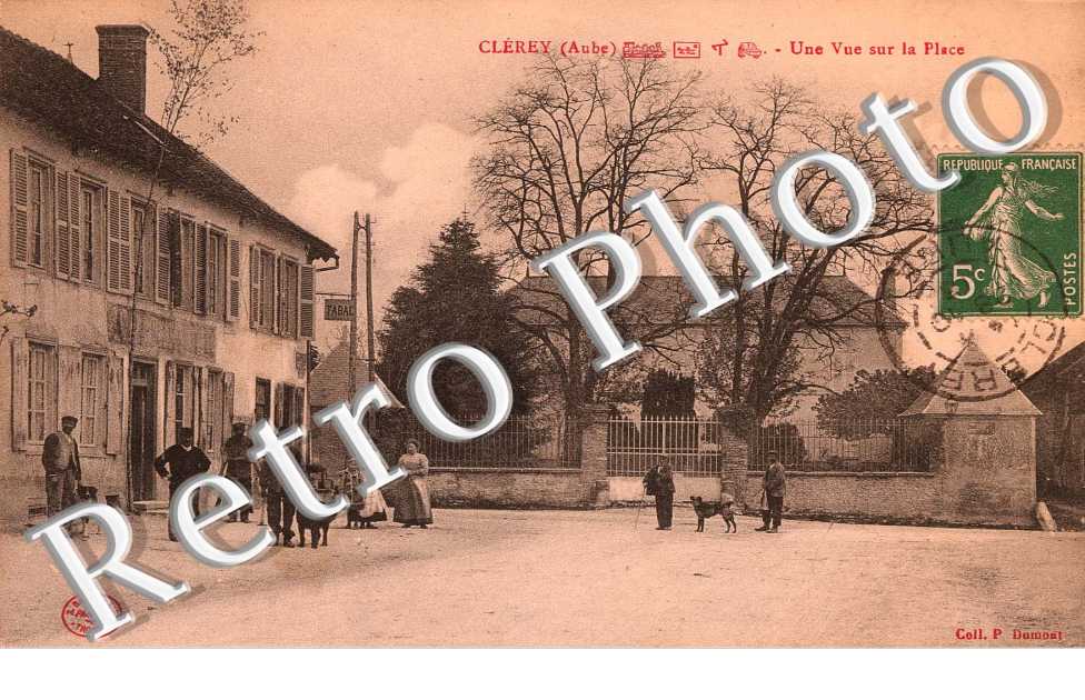 UNE VUE SUR LA PLACE