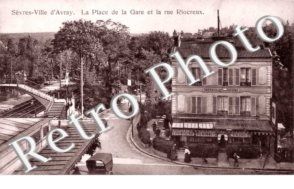 Sèvres-Ville d'Avray - La place de la gare et la rue Riocreux
