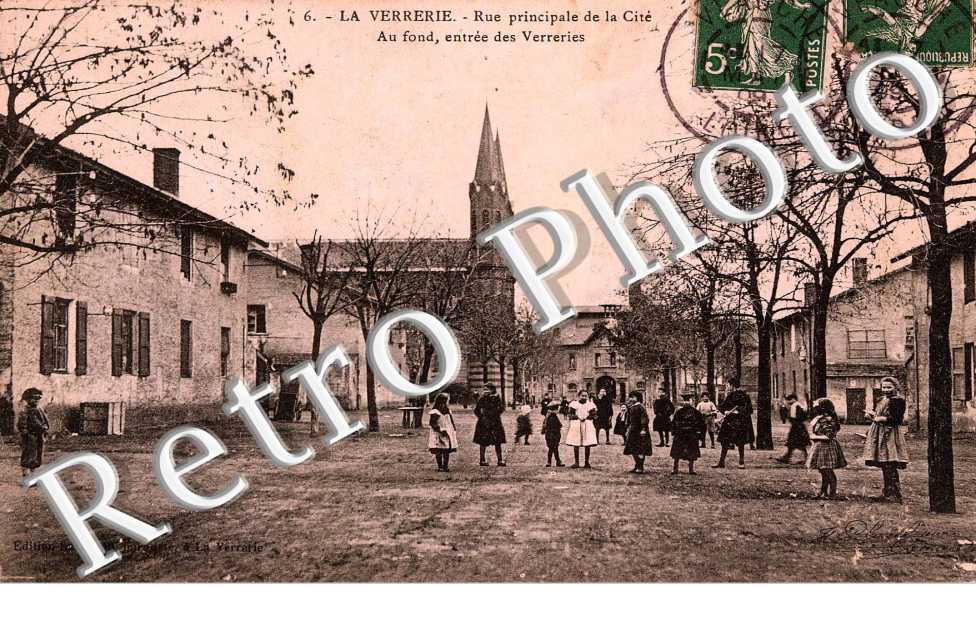 la Verrerie - rue principale de la ciite - au fond, entree des verreries