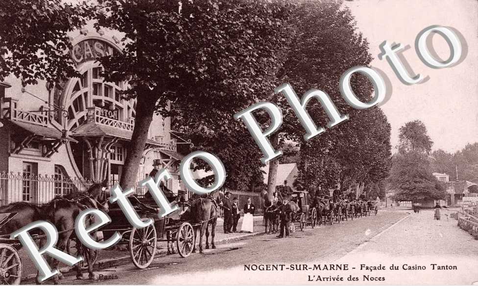 Facade du casino Tanton - L'arrivee des noces - attelages de chevaux