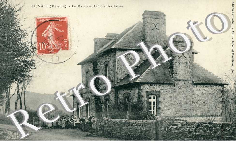 La mairie et l' ecole des filles