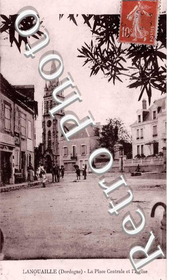 La place centrale et l'eglise